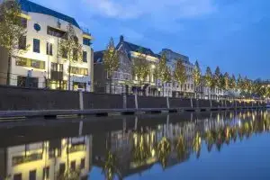 Stadsgebied, waterkant in Breda