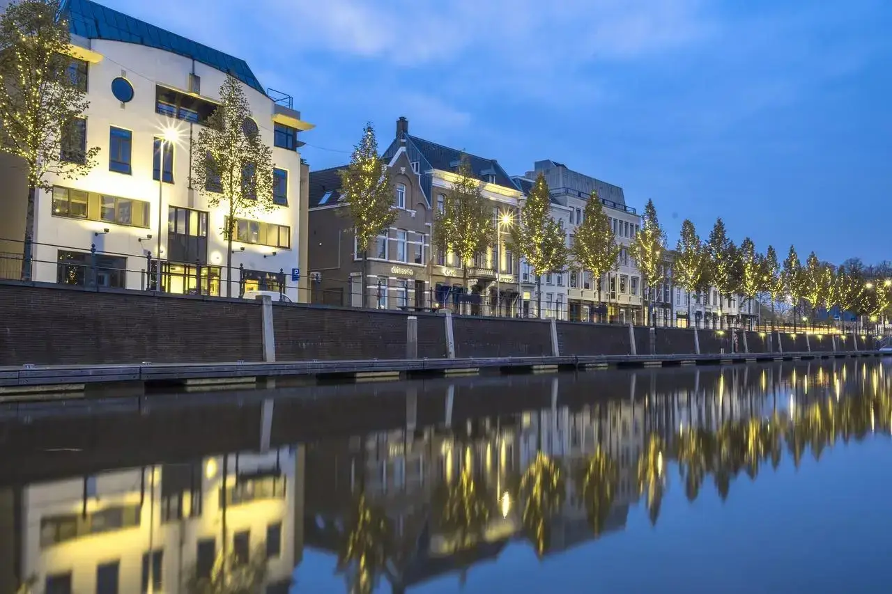Stadsgebied, waterkant in Breda