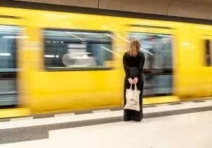 Vrouw stond naast een gele elektrische trein in Breda