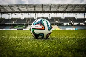 Bedrijven in Breda De voetbal wordt in het midden van het voetbalveld geplaatst.