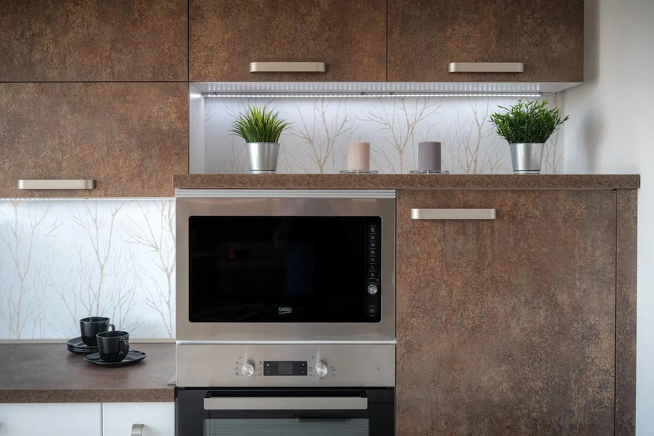 Keukenachterwand wrappen met folie: een snelle en betaalbare make-over